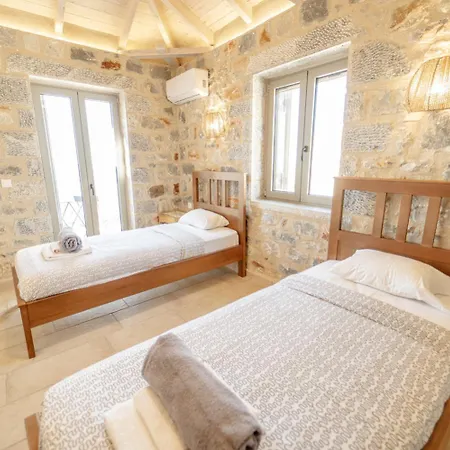 Dioni Thio Villa Pírgos